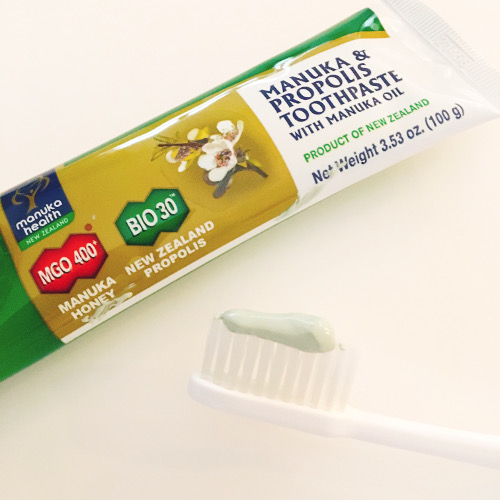 マヌカハニーとプロポリス配合の歯磨き粉